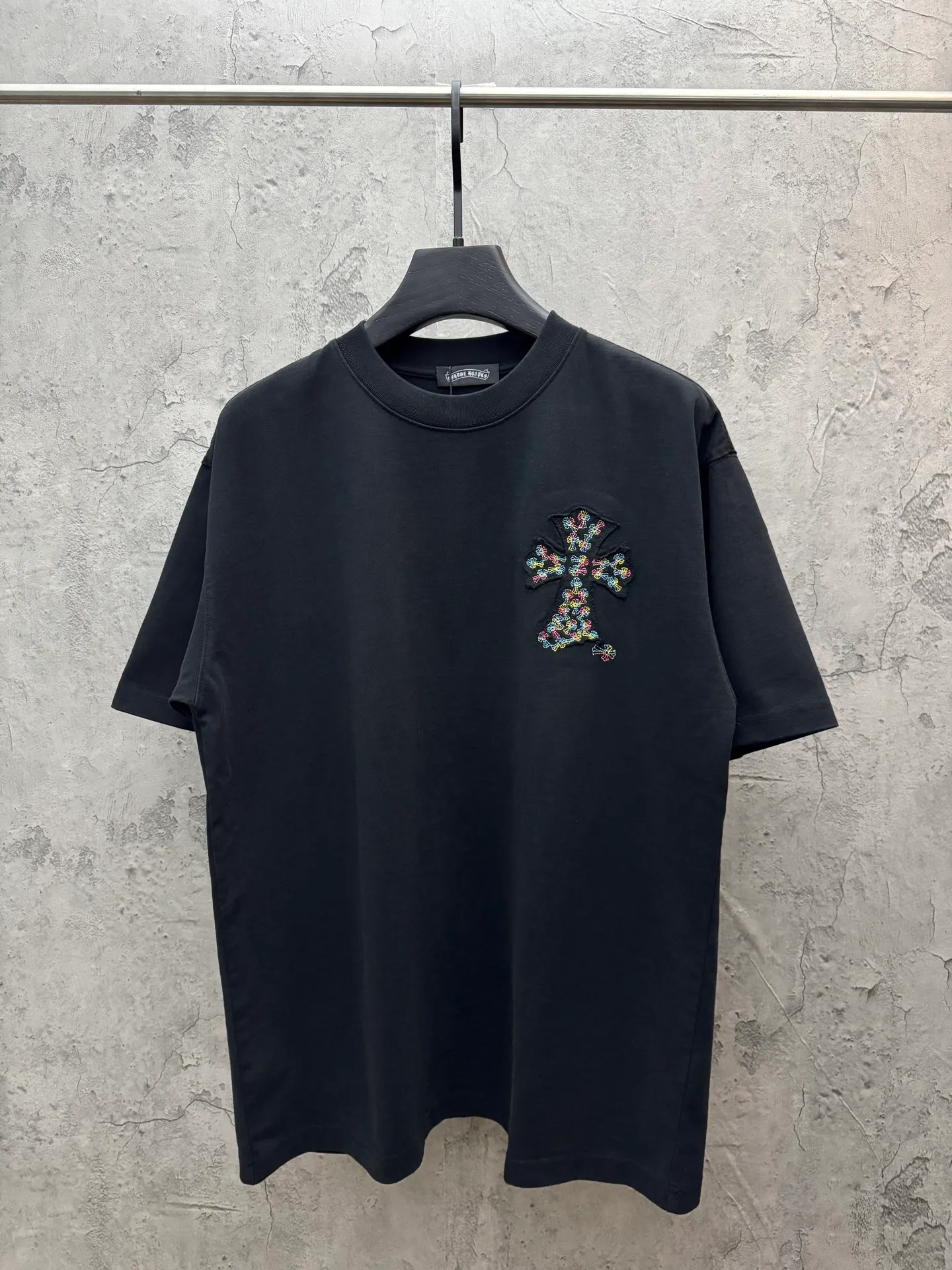 P180 top version, real shot without P, ​​different from market currency) 𝗖𝗵𝗿𝗼𝗺𝗲 𝗛𝗲𝗮𝗿𝘁𝘀/Croxin 2026 spring new original single counter American laser burnt patch embroidered couple short sleeves 👑The highest version! Customized fabric 300 grams, best-selling model at the counter, very comfortable to wear. Accessories: original molded and authenticated collar label ➕ 100% silk wash water label. Genuine purchase-grade original hangtag➕matching hanging rope➕3D hanging beads➕original packaging bag. Craftsmanship: The original version has consistent wiring! The highest version of the armhole matching technique! Color: White Black Size: S M L XL Style No.: 26-2010